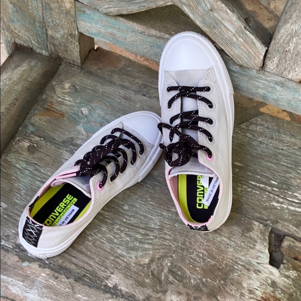 NWOT CONVERSE 
CHUCK TAYLOR II SNEAKER